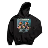 Canguro negro con capucha y cordones ajustables. Estampado frontal con la imagen de la banda Karibe con K dentro de un marco azul con estrellas rosadas.