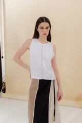 Musculosa blanca de lino con bordados a mano y espalda de tejido circular.