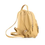 Mochila pequeña de cuero sintético color amarillo, con doble compartimento con cierre, asa de mano y correas regulables.