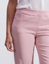 Pantalón blanco de gabardina elastizada, marca Zac & Rachel, con bolsillos delanteros y traseros.