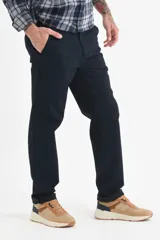 Pantalón chino de hombre, color azul marino, corte recto y tiro medio. Presenta puños doblados en los tobillos.