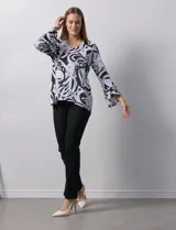 Blusa de seda fría estampada en blanco y negro, marca Ruby Rd. Tiene escote en V y mangas 3/4 amplias.