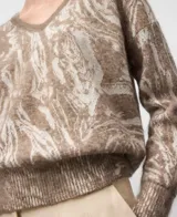 Jersey de punto jacquard con estampado abstracto marmoleado en tonos marrón y blanco. Presenta cuello en V, manga larga y terminaciones en canalé en puños y bajo. Confeccionado en una mezcla de viscosa, mohair y poliamida que ofrece un tacto suave y ligero.