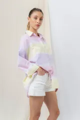 Camisa oversize de algodón liviano con estampado tie-dye a rayas en tonos pastel. Diseño suelto, manga larga con puños arremangados y botones frontales.