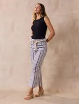 Pantalón ancho de lino a rayas verticales en tonos azul, beige y blanco. Incluye cinturón de soga con hebilla redonda.