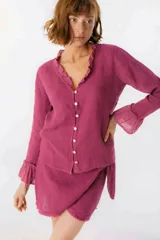 Blusa color fucsia de lino, con botones de nácar, volados en mangas y escote.