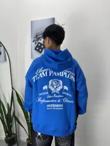 Buzo azul con capucha y estampado blanco en la espalda con tipografía estilo universitario y escudo con caballo.