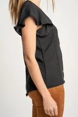 Blusa blanca con escote en V, mangas cortas con volados y cierre frontal con botones.