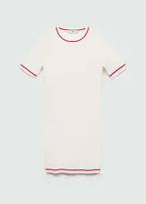 Vestido corto blanco de tejido de punto fino, con terminaciones en contraste color rojo, cuello redondo y diseño entallado.