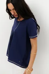 Remera azul marino de algodón con paneles frontales de satén y costuras decorativas en contraste.