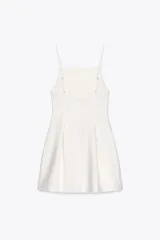 Vestido corto blanco de tejido elástico, con escote recto, tirantes finos ajustables, detalle de pliegues y cierre con cremallera oculta en la costura.