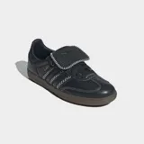 Championes Adidas Samba LT de cuero negro con las tres tiras laterales en blanco y suela de goma color caramelo.