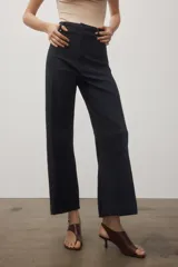 Pantalón de jean azul oscuro, de tiro alto y corte wide leg.