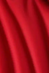 Top rojo de punto elástico con hombros descubiertos, escote ancho con doblez y laterales fruncidos.