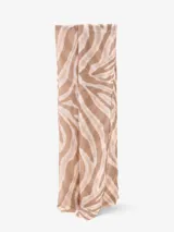 Bufanda rectangular de tela suave color beige con estampado de cebra en tonos marrones y detalles dorados.