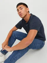 Camiseta azul marino de manga corta y cuello redondo, marca Jack & Jones, confeccionada en algodón orgánico.