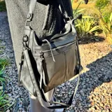 Bolso tipo tote color marrón confeccionado en eco-cuero suave con textura premium. Incluye monedero a juego, cierre superior seguro y bolsillos internos.