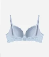 Soutien femenino modelo base con relleno hueco, confeccionado en encaje rústico. Posee tirantes finos ajustables y un pequeño lazo con medalla aplicada en el centro.