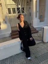 Conjunto de dos piezas color azul eléctrico, compuesto por un chaleco de manga corta con escote en V y botones frontales, y un pantalón de tiro alto con pierna ancha y pliegues.