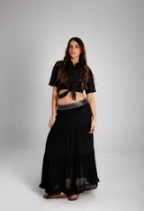 Camisa corta negra con detalles de encaje, de mangas cortas y anudada en la parte delantera.