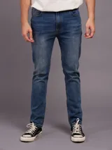 Pantalón jean celeste de corte slim fit y cintura media.