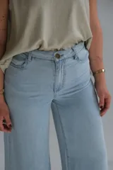 Pantalón de jean celeste claro, de corte ancho y tiro alto.