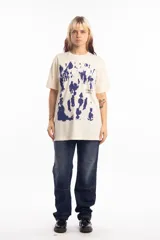 Remera unisex color beige de algodón con estampado abstracto en azul.