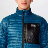 Campera azul con cierre frontal, cuello alto y bolsillo negro en el pecho.