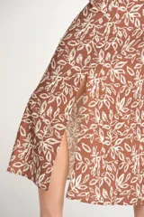 Falda midi de viscosa color marrón con estampado de hojas en color crema.