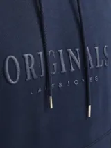 Canguro azul marino con capucha, cordones ajustables blancos y bolsillo tipo canguro. Estampado frontal con la palabra "ORIGINALS" en mayúsculas y el logo de Jack & Jones en gris oscuro.