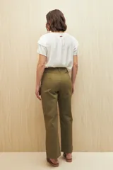 Pantalón recto negro de algodón con tiro medio y bolsillos delanteros.