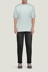 Remera celeste de corte recto y mangas cortas.