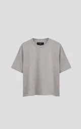 Remera manga corta gris, cuello redondo, de calce boxy fit, confeccionada en textil 100% algodón.