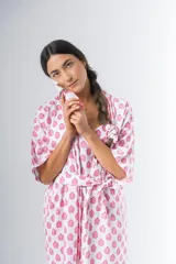 Bata kimono corta de algodón estampado con flores rojas, violetas y verdes. Tiene mangas al codo y lazo de ajuste en la cintura.