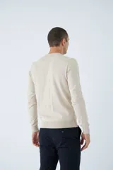 Sweater de algodón con cashmere color beige, de corte clásico, con cuello redondo a la base, puños y dobladillo acanalados y logo bordado en el pecho.