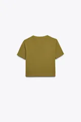 Camiseta de manga corta con cuello redondo, corte cropped y patrón de rayas horizontales en azul marino y blanco.