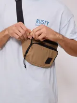 Riñonera negra de nylon arrugado con dos compartimentos con cierre y logo de la marca en relieve.