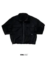 Campera bomber negra de gamuza sintética con cierre frontal, cuello alto, dos bolsillos superiores con solapa, puños y cintura ajustables.