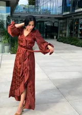 Vestido midi color marrón ocre con estampado de pata de gallo, corte cruzado, mangas largas abullonadas y lazo en la cintura.