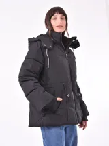 Campera puffer roja con capucha, cierre frontal con cremallera y bolsillos laterales.