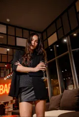 Blazer negro de crepé elastizado, corte clásico, con solapas y mangas largas.