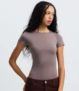 Body femenino de manga corta, color rojo vibrante, con cuello redondo y ajuste ceñido al cuerpo.