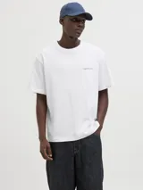 Camiseta blanca de manga corta y cuello redondo con estampado de un jinete a caballo en la espalda.