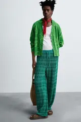 Pantalón relaxed fit de punto ligero tejido en hilatura con algodón, color verde con diseño a cuadros. Cintura elástica ajustable con cordón y bolsillos laterales.