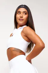 Top deportivo azul marino con cuello polo y cierre parcial con cremallera.