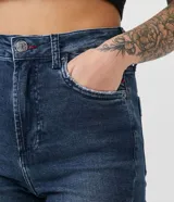 Pantalón skinny de jeans azul oscuro con cintura alta, trabillas, bolsillos y rotos en las rodillas.