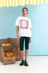 Remera blanca de algodón con estampado de un sol en el centro.