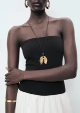 Vestido midi de algodón, con corpiño negro tipo palabra de honor ajustado y falda blanca con volumen estilo globo.