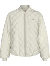 Campera bomber color blanco, acolchada con patrón de rombos, cuello, puños y ruedo acanalados, cierre frontal con cremallera y logo de la marca en el pecho.