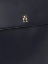Mochila Tommy Hilfiger color azul marino, con asa superior, cierre con cremallera y solapa, detalles distintivos de la marca y logo metalizado en la parte delantera.